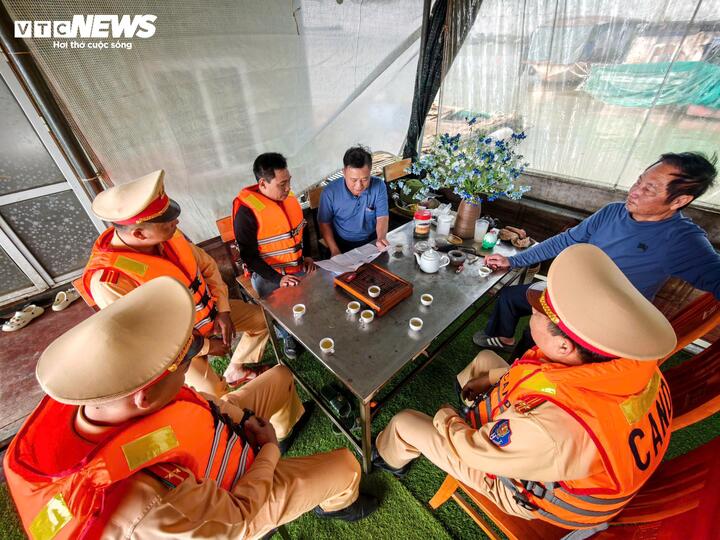 Ngày 13/3, tại khu vực xóm chài bến đò Văn Đức, xã Bát Tràng, Đội Cảnh sát đường thủy số 2 (Phòng CSGT Công an TP Hà Nội) phối hợp với tổ bầu cử và chính quyền địa phương hỗ trợ phương tiện, bảo đảm an toàn để các tổ công tác đến từng hộ dân phát thẻ cử tri, hướng dẫn người dân kiểm tra thông tin trong danh sách cử tri.