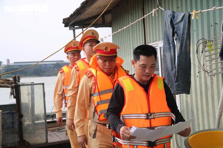 Trung tá Trần Văn Công, Phó Đội trưởng Đội Cảnh sát đường thủy số 2 cho biết, đơn vị đã chủ động bố trí lực lượng, phương tiện tuần tra, kiểm soát, đồng thời phối hợp với chính quyền địa phương hỗ trợ các tổ bầu cử tiếp cận các khu vực xóm chài, bến đò - nơi người dân sinh sống rải rác trên sông.