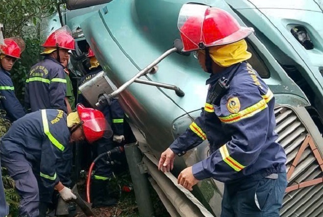 Lực lượng chức năng cứu tài xế mắc kẹt trong cabin. (Ảnh: C.A)