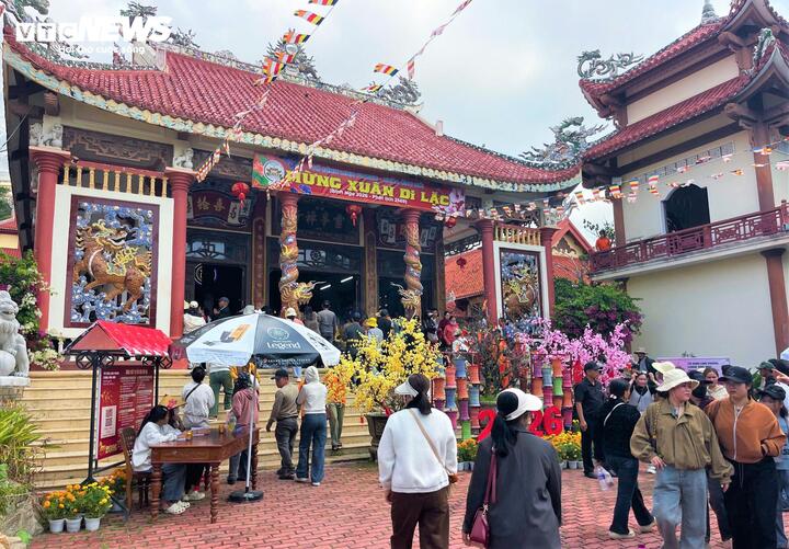 Đến với lễ hội năm nay, ngoài việc vào chùa thắp hương khấn Phật cầu nguyện cho một năm an lành, hạnh phúc, thịnh vượng, du khách còn mãn nhãn với quần thể tâm linh Phật pháp Linh Phong.