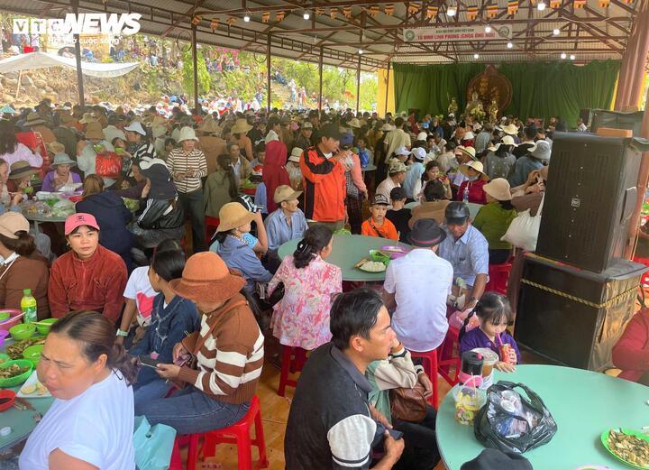Từ trong chánh điện chùa ra đến ngoài sân, mọi khoảng trống trong khuôn viên chùa Ông Núi đều phủ kín người dưới nắng gắt.