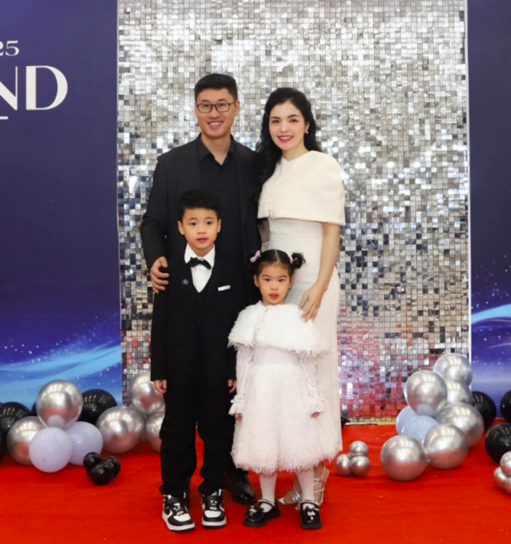Gia đình nhỏ của MC Nguyễn Hằng.