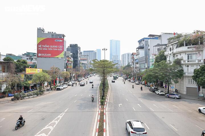 Tuyến metro số 5 có điểm đầu tại nút giao Văn Cao - Hoàng Hoa Thám, đoạn đầu được thiết kế đi ngầm, chạy dọc theo các trục Văn Cao, Liễu Giai, Nguyễn Chí Thanh và Trần Duy Hưng.