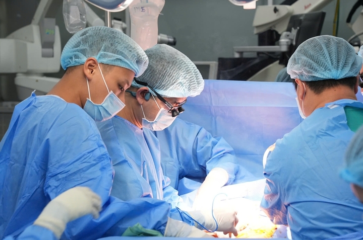 Ê kíp bác sĩ ghép tạng cho bệnh nhân. (Ảnh: BVCC)