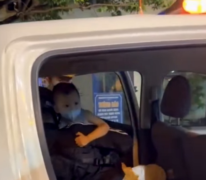 CSGT dùng xe đặc chủng đưa cháu bé 3 tuổi đi cấp cứu.