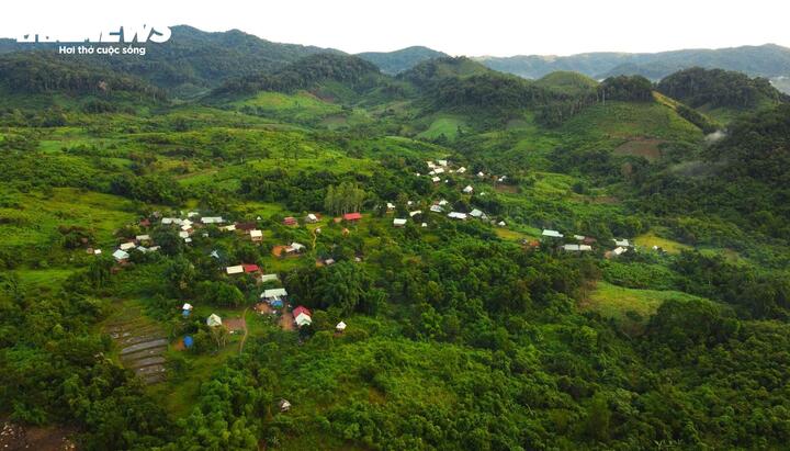 Được biết Làng O2 nằm trên đỉnh Konhlon cao hơn 1.000m so với mực nước biển, có 57 hộ người Ba Na sinh sống gần như biệt lập với bên ngoài.