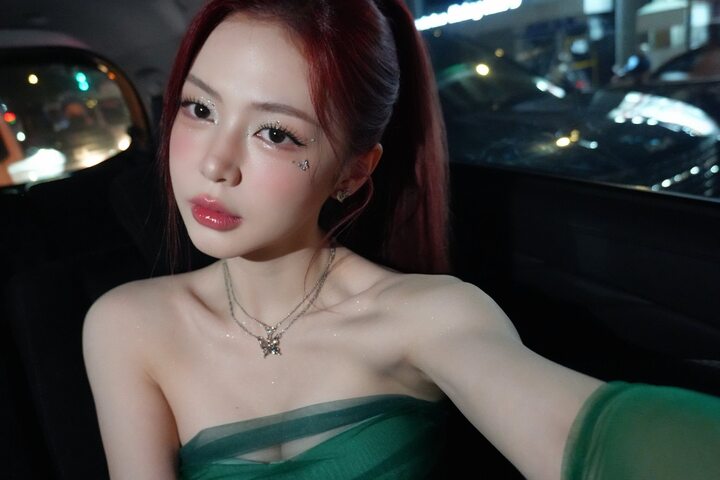 Trên trang cá nhân, những bức ảnh khoe nhan sắc quyến rũ của Liz Kim Cương nhận nhiều lượt tương tác từ khán giả. Một số người hâm mộ khen ngợi nữ ca sĩ có gương mặt "như búp bê", "ăn gian tuổi thật"...