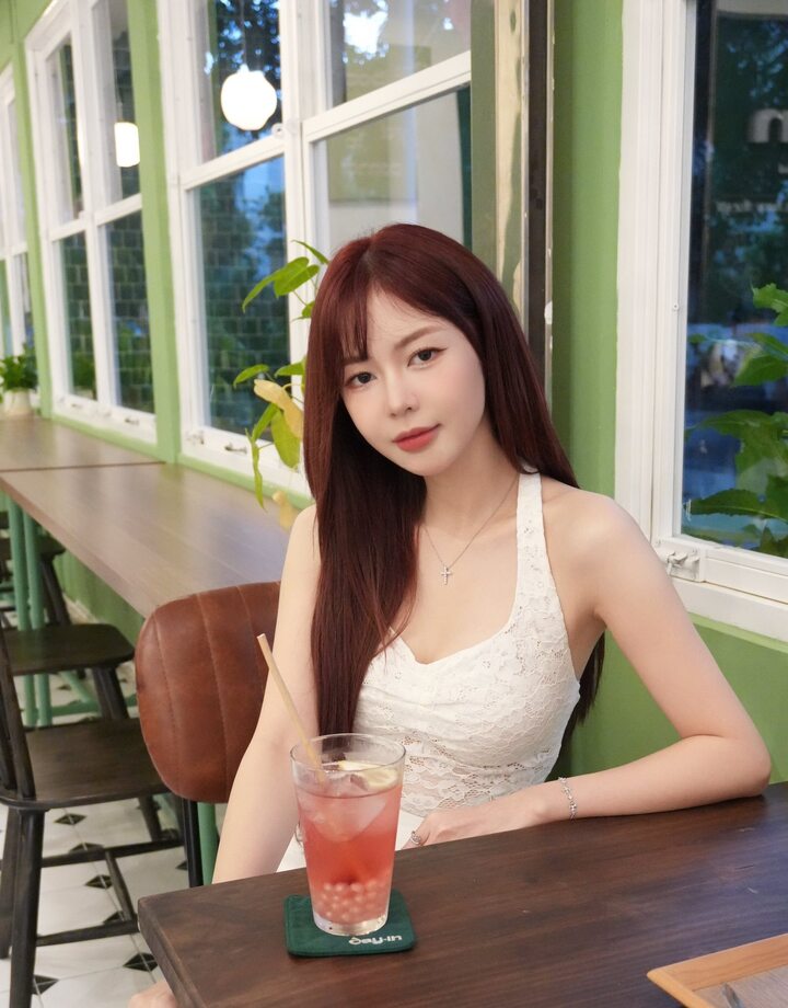 Liz Kim Cương từng cho biết, tin đồn nhiều nhất về cô chính là phẫu thuật thẩm mỹ. Dù nhiều lần bị dân mạng soi chi tiết khác lạ, cô nàng vẫn một mực phủ nhận chuyện "dao kéo".