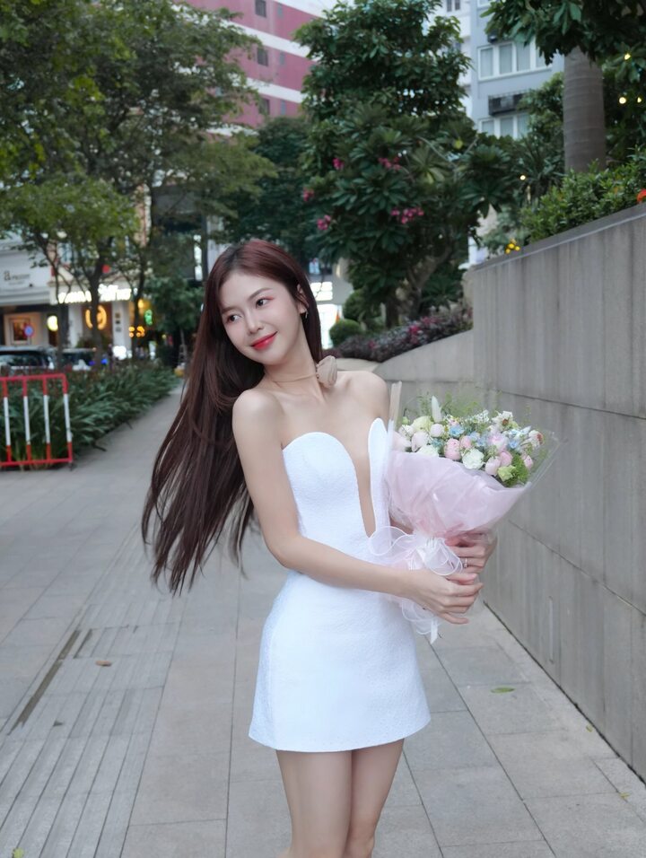 Sau mối tình với Trịnh Thăng Bình, Liz Kim Cương khá kín tiếng về đời tư. Trên trang cá nhân, ca sĩ chia sẻ nhiều thông điệp về cuộc sống độc lập, mạnh mẽ của phụ nữ hiện đại và cổ vũ phái nữ luôn yêu bản thân.