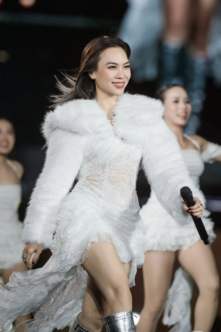 Ở tuổi 45, Mỹ Tâm sở hữu ngoại hình trẻ trung như gái đôi mươi.