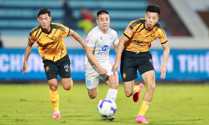 Nam Định chiếm ưu thế.