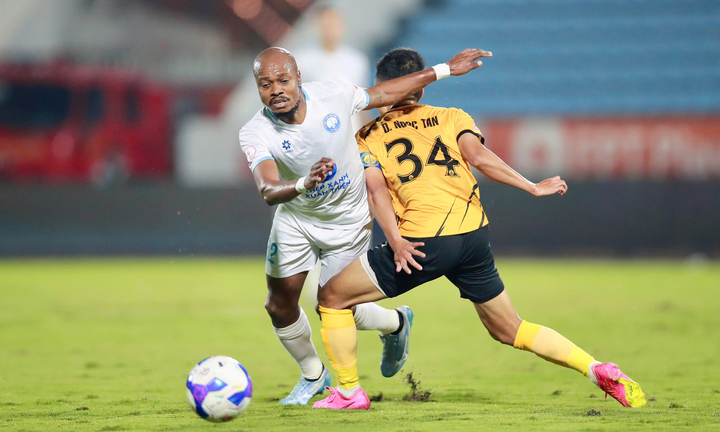 Nam Định ép sân nhưng không có bàn thắng.