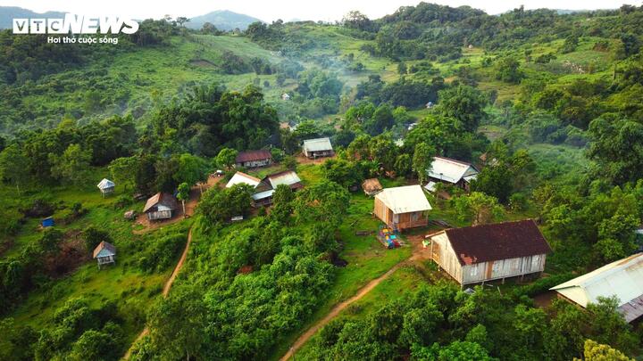 Người dân O2 bao đời nay vẫn sống nhờ vào sản xuất nông nghiệp là chính như trồng lúa nước, trồng măng, trồng ngô, trồng cây công nghiệp dài ngày, chăn nuôi heo gà, trâu bò và đào ao thả cá.