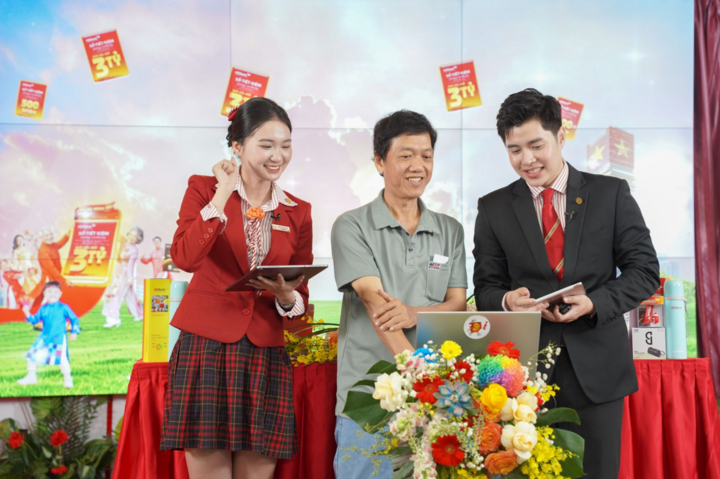 Khách hàng hào hứng đến tham gia lễ quay số công khai của HDBank.