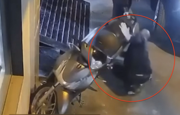 Tài xế xe Range Rover dùng vật nhọn đâm thủng lốp xe máy.