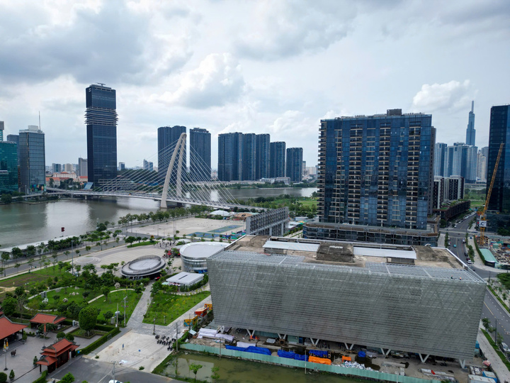 Metro Bến Thành-Thủ Thiêm dài khoảng 6km là một phần trong hệ thống đường sắt đô thị kết nối sân bay Tân Sơn Nhất và sân bay Long Thành.