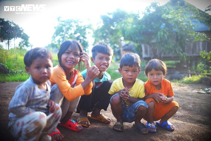 Hiện làng O2 vẫn thiếu nhiều cơ sở hạ tầng thiết yếu như hệ thống điện lưới quốc gia, đường bê thông nối xuôi, trường học kiên cố, trạm phát sóng di động và hệ thống cấp nước sạch tập trung…Nguồn nước sinh hoạt ở làng O2 chủ yếu vẫn là nước suối.