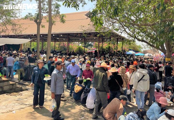 Cảnh tượng biển người chen lấn nhau đến đây để chiêm bái, việc giữ gìn cảnh quan, bảo vệ môi trường và duy trì sự tôn nghiêm của chốn thiền môn để chùa Ông Núi là nhiệm vụ hàng đầu của chính quyền địa phương và Ban quản lý chùa.