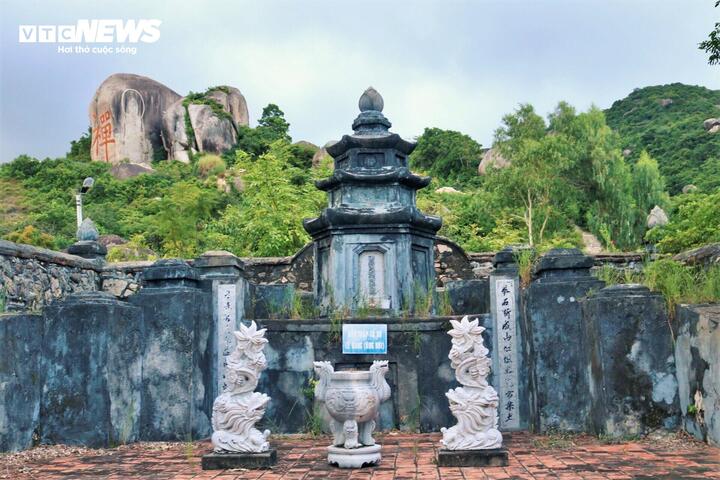 Phía sau chùa là Hang Tổ – nơi ngày xưa cụ Lê Ban từng tu luyện. Hang đá vẫn giữ nguyên vẻ hoang sơ với các vách đá tự nhiên và suối nước chảy qua, là nơi du khách thường dừng chân thắp nén nhang thành kính dâng lên vị sư tổ khai sơn chùa.