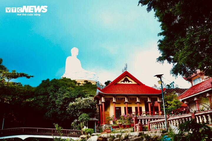 Nằm ngay bên cạnh tượng Phật ngồi, giữa lưng chừng núi Chóp Vung là khuôn viên chùa chính Ông Núi (chùa Linh Phong) hơn 300 tuổi mang đậm nét rêu phong, tĩnh lặng và mát rượi với kiến trúc cổ độc đáo và các tán cây cổ thụ xung quanh.