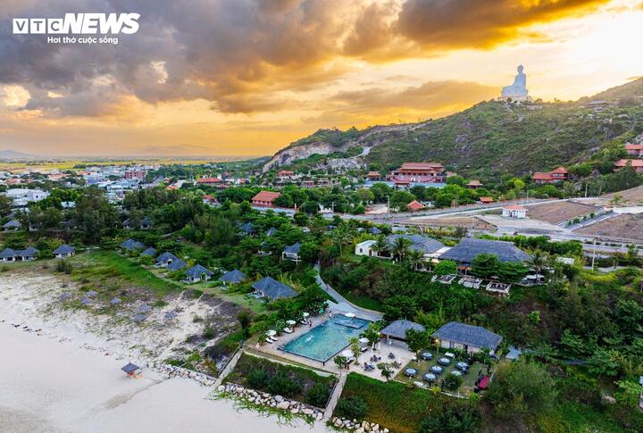 Linh Phong thiền tự đối với lữ khách là địa điểm tham quan nổi tiếng, nhưng đối với người dân xứ nẫu là chốn tâm linh tôn kính lâu đời, nơi họ gửi gắm niềm tin về cuộc sống bình an