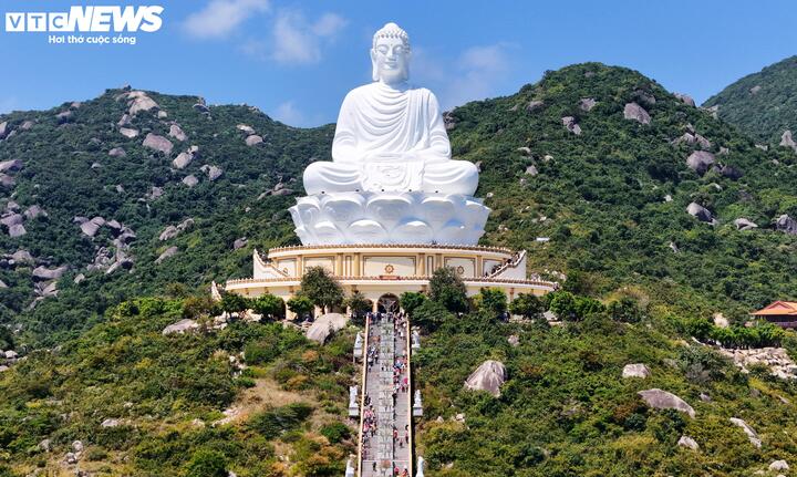 Chùa Ông Núi (Linh Phong Thiền Tự) tọa lạc trên đỉnh Chóp Vung tại xã Cát Tiến, là một trong những ngôi chùa cổ kính và nổi tiếng tại tỉnh Gia Lai. Hằng năm, lễ giỗ được tổ chức vào ngày 24 – 25 tháng Giêng (Âm lịch) thu hút hàng nghìn Phật tử, người dân địa phương và du khách mọi miền đến dâng hương, lễ Phật và tham gia lễ hội.