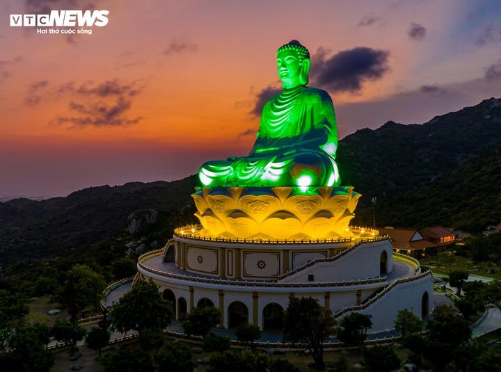 Tượng Thích Ca Mâu Ni Phật (hay còn gọi là tượng Phật ngồi) có chiều cao 69m, nếu tính cả bệ tượng và đài sen dưới chân tượng thì chiều cao của công trình là 108m, tọa lạc ở độ cao 129m so với mực nước biển. Toàn bộ quá trình xây dựng đều được đúc bê tông cốt thép với gần 7.600 mảnh ghép ngay tại chỗ.