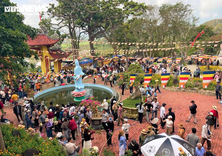 Ghi nhận 2 ngày qua tại chùa Ông Núi, hàng nghìn người dân địa phương và du khách từ phương xa đổ về, nối nhau đi qua các bậc thang đá để dâng hương cầu an cho gia đình một năm mới bình an, vạn sự như ý và sức khỏe dồi dào.