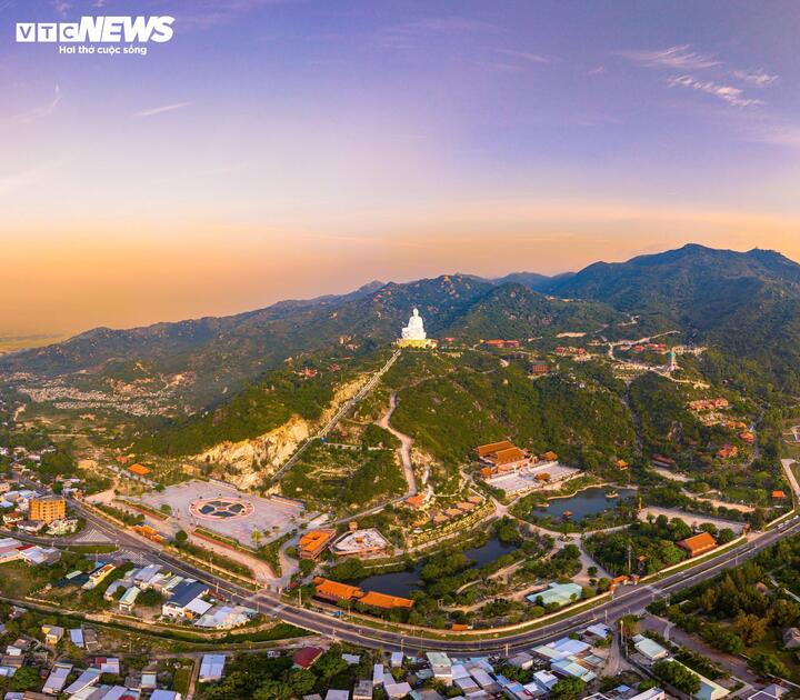 Chùa Ông Núi là quần thể gồm 6 hạng mục chính trên tổng diện tích hơn 63 ha: Quảng trường Pháp Luân; Đường Hành lễ; Tượng đài Đức Thế Tôn Thích Ca Mầu Ni Phật; Vườn tượng phật; Chùa Linh Phong - Hang Tổ và Khu di tích lịch sử huyện ủy An Nhơn.