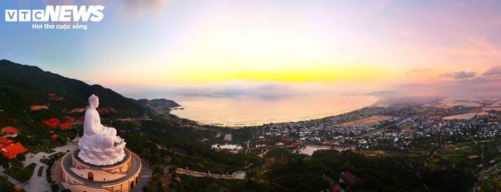 "Ngoài việc cầu bình an, sức khỏe cho gia đình, đứng trên cao giữa không gian lộng gió, nghe tiếng chuông chùa hòa cùng tiếng sóng biển từ xa xăm vọng lại, tôi và những người trong gia đình thấy lòng nhẹ đi, mọi muộn phiền, oán hận, sân si cũng được rủ bỏ", anh Trần Thái Duy, phường An Nhơn (Gia Lai) chia sẻ.