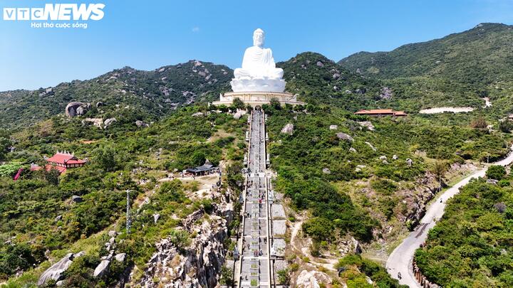 Tượng phật ngồi "Tựa sơn vọng hải" là công trình trọng điểm của quần thể, để đến chiêm bái tượng Phật ngồi khổng lồ phải đi bộ hơn 600 bậc thang được xây đúc bằng đá, xi măng trải dài từ chân núi Bà.