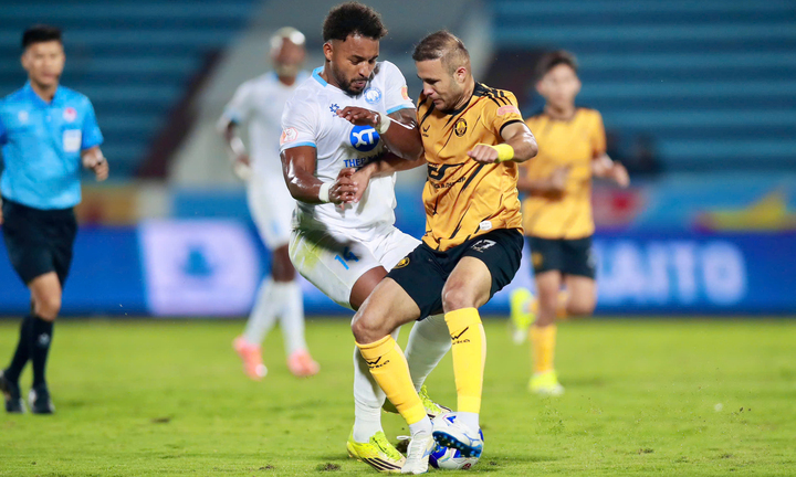 Xuân Son bị kèm chặt.