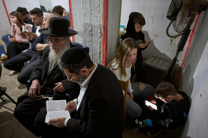 Các cuộc không kích của Israel nhằm vào thị trấn Qana, Hennawiyeh và Zalaya thuộc tỉnh Tyre cũng khiến nhiều người dân thiệt mạng và bị thương, trong đó có cả các nhân viên cứu hộ.