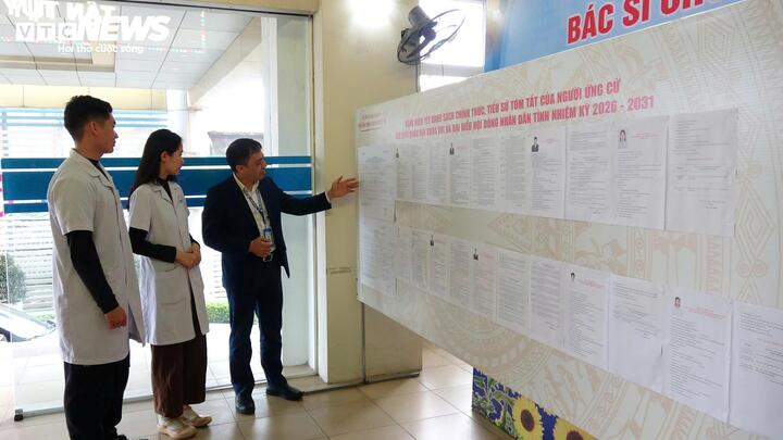 Sinh viên Trường Đại học Y-Dược Thái Nguyên tìm hiểu tiểu sử các đại biểu tham gia ứng cử ngay tại trường.