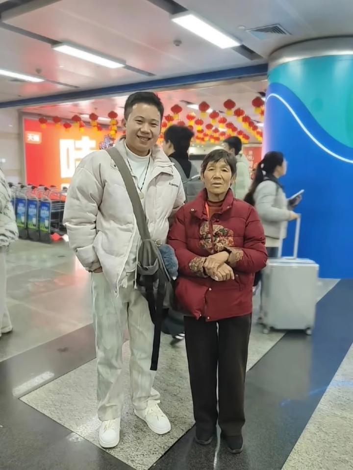 Hình ảnh mẹ vợ của Triệu chụp cùng chàng sinh viên 21 tuổi đã giúp đỡ bà trong chuyến bay.