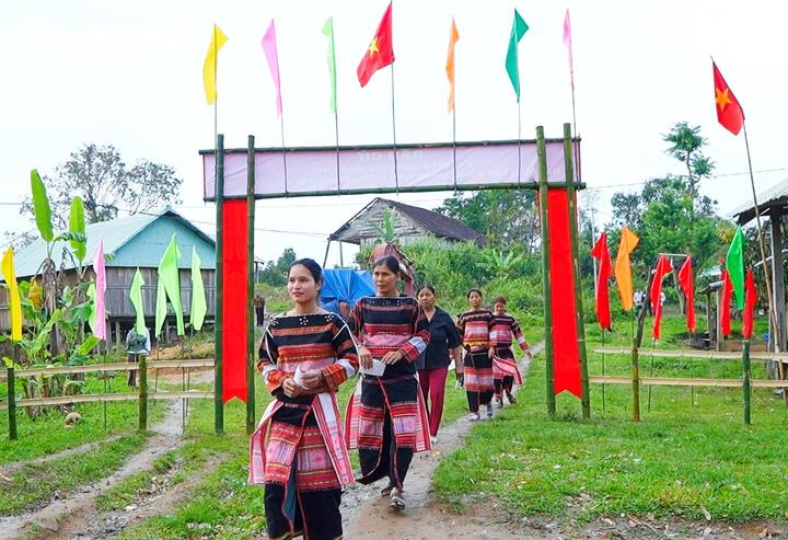 Chính do sự xa xôi, cách trở đường rừng nên đoàn công tác của Ủy ban bầu cử đã di chuyển nửa ngày băng rừng, vượt qua nhiều con dốc dựng đứng và khe suối để vào tận thôn O2 từ chiều 13/3, nhằm bảo đảm quyền bầu cử của người dân.