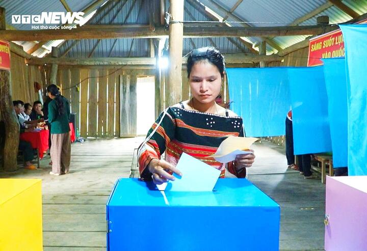 131 cử tri Bana ở thôn O2 cũng được phổ biến, hiểu được ý nghĩa của ngày bầu cử, được theo dõi tiểu sử ứng cử viên Đại biểu Quốc hội và HĐND các cấp từ nhiều ngày trước để lựa chọn người xứng đáng gửi gắm niềm tin.