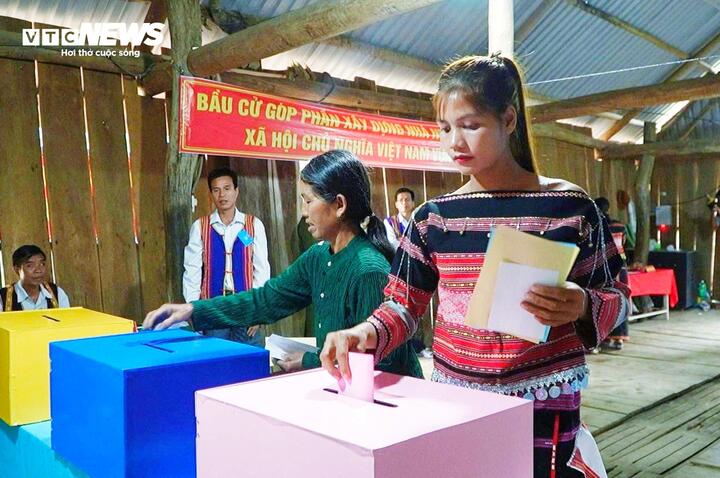 Ông Đinh Hoài Đức - Bí thư Đảng ủy, Chủ tịch HĐND, Chủ tịch Ủy ban bầu cử xã Vĩnh Sơn - cho biết, mọi khâu chuẩn bị cho ngày bỏ phiếu bầu cử tại thôn O2 đều được triển khai kỹ lưỡng trong điều kiện địa hình khó khăn. Nhờ đó sáng nay, cuộc bầu cử diễn ra bảo đảm an toàn, đúng quy định, thuận lợi cho cử tri và thành công tốt đẹp.