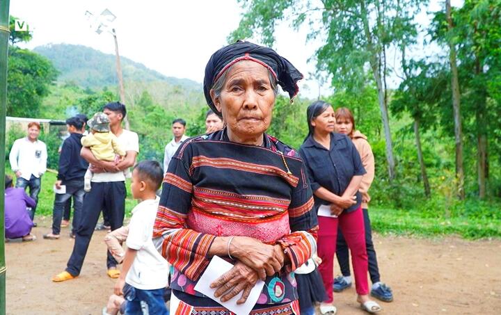 Công tác tuyên truyền về bầu cử được địa phương chú trọng bằng cách từng cán bộ xã, thôn đã đến tận hộ dân để phổ biến quy định, hướng dẫn cử tri nắm rõ quyền và nghĩa vụ của mình.