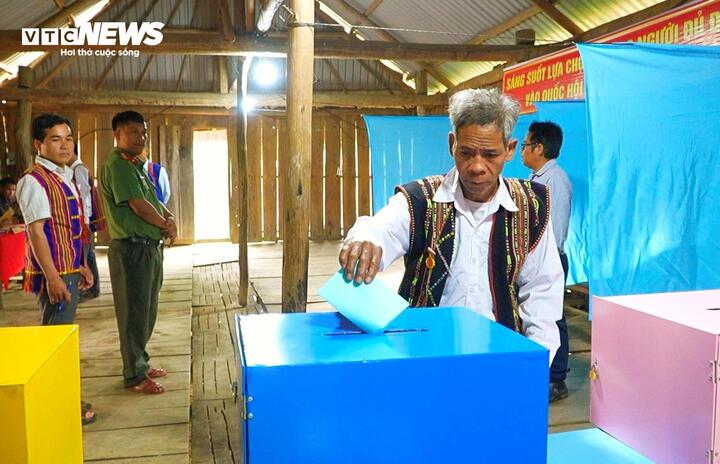 Ghi nhận trong ngày bầu cử sớm tại thôn O2, chính quyền xã Vĩnh Sơn cùng các lực lượng phục vụ bầu cử đã chuẩn bị hòm phiếu, tài liệu, danh sách cử tri và các trang thiết bị cần thiết từ trước đó.