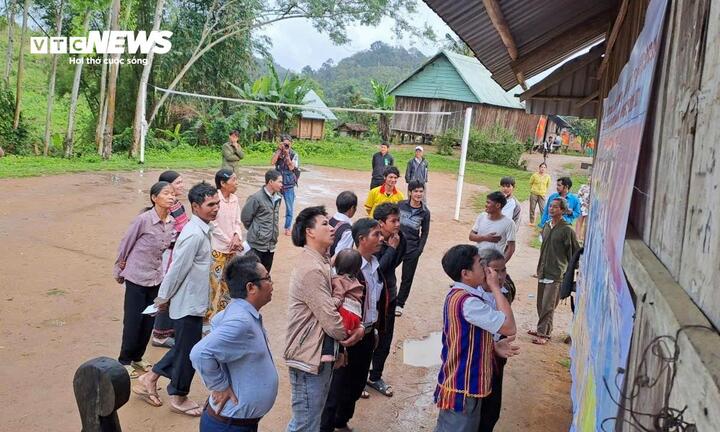 Toàn thôn O2 hiện có 57 hộ dân, chủ yếu là đồng bào dân tộc Bana, với 131 cử tri. Dù ở nơi xa xôi nhưng không khí ngày bầu cử vẫn diễn ra nghiêm túc, đúng quy định.