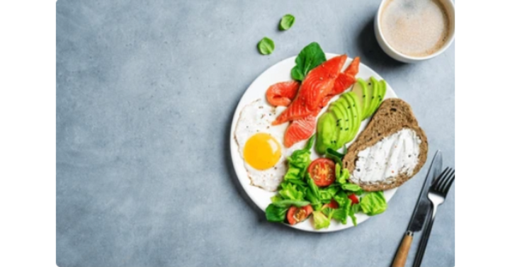 Bữa sáng cân bằng với trái cây và các loại hạt có thể hỗ trợ sức khỏe tim mạch (Ảnh: Shutterstock)