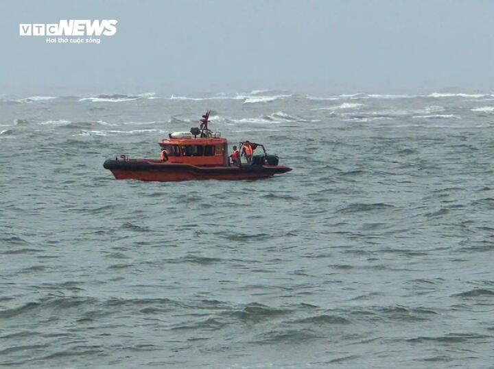 Lực lượng chức năng vẫn đang tiếp tục triển khai tìm kiếm ngư dân còn đang mất tích trong vụ chìm tàu. (Ảnh: BPCC)