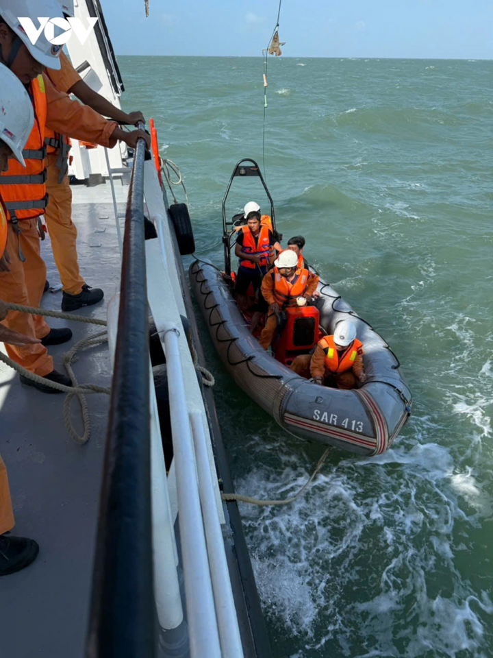 Các thuyền viên bị nạn đang được đưa lên tàu SAR 413.