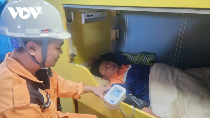 Thuyền viên bị nạn được chăm sóc y tế trên tàu SAR 413.