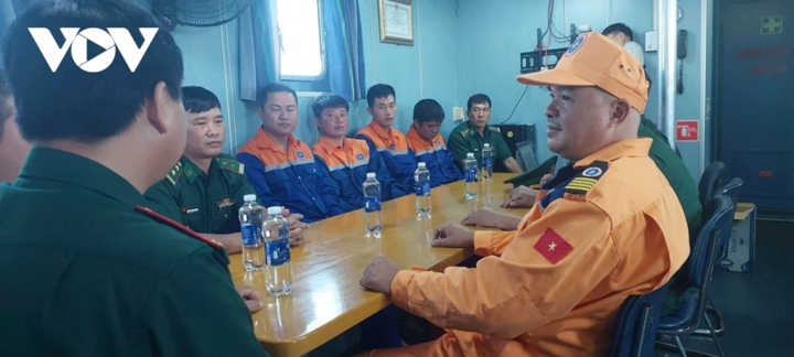 Lực lượng chức năng đưa 4 thuyền viên vào bờ an toàn.