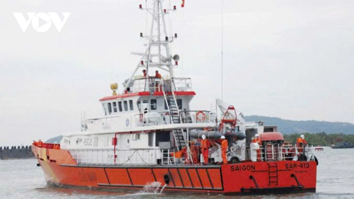 Tàu chuyên dụng tìm kiếm cứu nạn SAR 413 rời cầu đi cứu nạn.