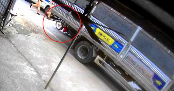 Nữ shipper bị ô tô tải cuốn cả người và xe máy vào gầm. (Ảnh: Công an Thanh Hoá)