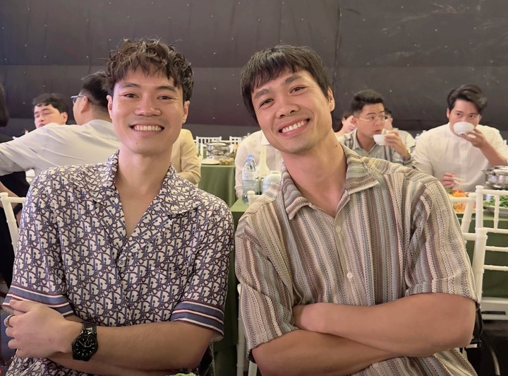 Tiền đạo Nguyễn Văn Toàn cũng chia sẻ hình ảnh chụp chung với đồng đội thân thiết Nguyễn Công Phượng. Cả hai đều mặc áo sơ mi tay ngắn họa tiết nhẹ nhàng, nam tính.