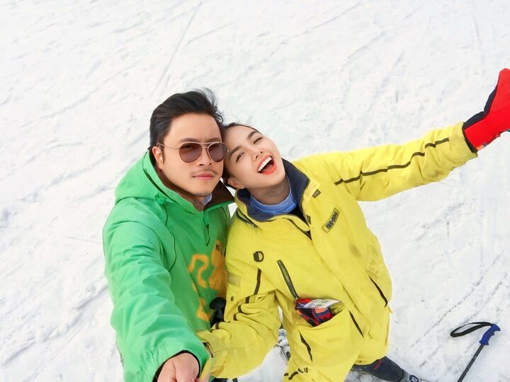 Sau biến cố sức khỏe, vợ chồng đạo diễn Victor Vũ đều trân trọng cơ hội được sống, được cống hiến cho cuộc đời. Thời gian qua, Đinh Ngọc Diệp là người luôn phải nhắc chồng ăn và uống thuốc đầy đủ. Theo cô, hiện tại nam đạo diễn phải duy trì uống thuốc suốt đời vì vậy không thể chủ quan.